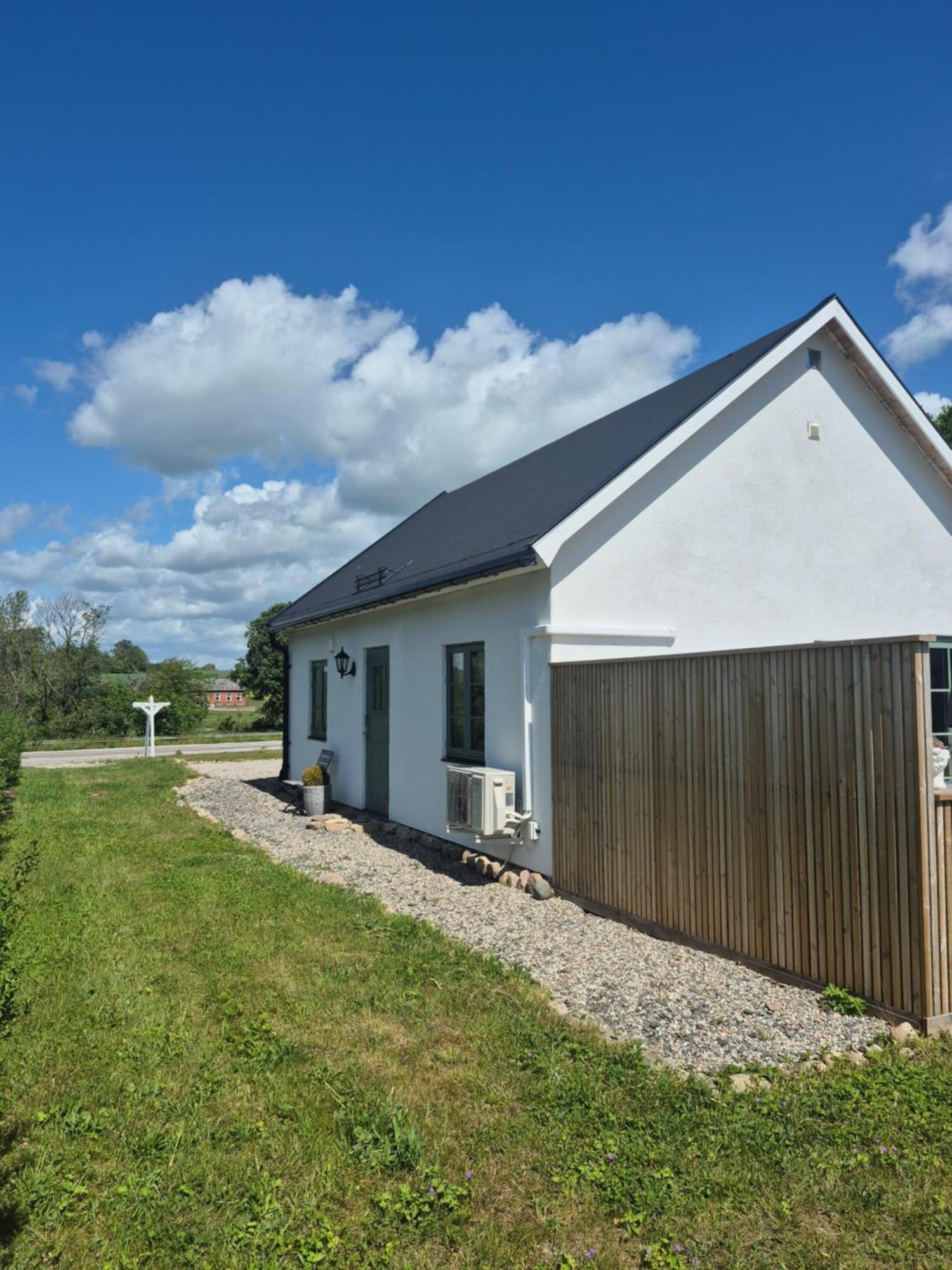 Litet Hus I Mysig By Naera Havet Villa Ystad Exterior foto